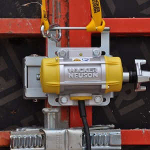 Vibrator extern pentru cofraj Wacker NeusonAR26/6/042_CS, 42 V, 6000 rpm, frecventa 200 Hz, forta centrifuga 3.47 kN, comutator On/Off integrat - Img 5