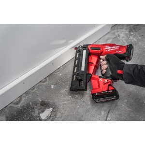 Pistol înclinat pentru cuie 16 GA M18 FUEL™ M18 FN16GA-202X, echipat, 2 baterii, incarcator, valiza - Img 10