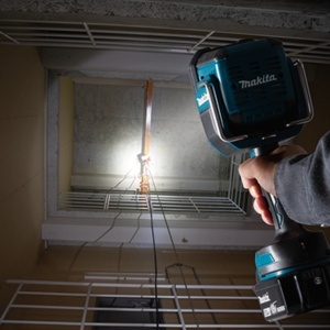 Proiector de santier Makita, 3.000 lm, fara acumulatori, compatibil cu LXT 18V - Img 2