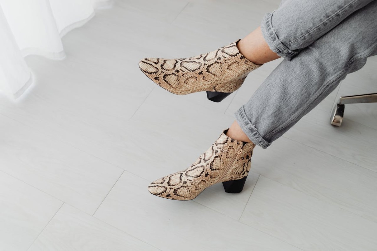 Botine cu toc vs. botine cu talpă groasă: ce alegi și cum le stilizezi?