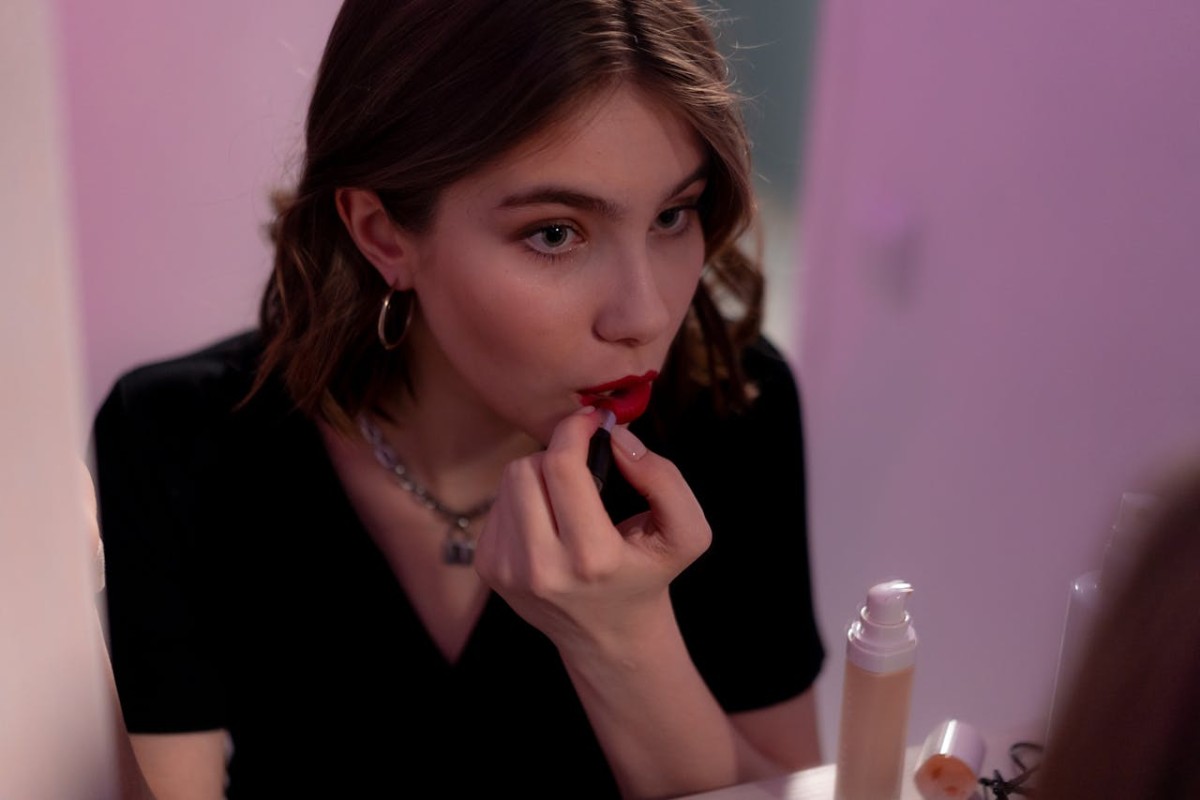 Machiajul de seară: Tehnici și produse pentru un look dramatic și rezistent
