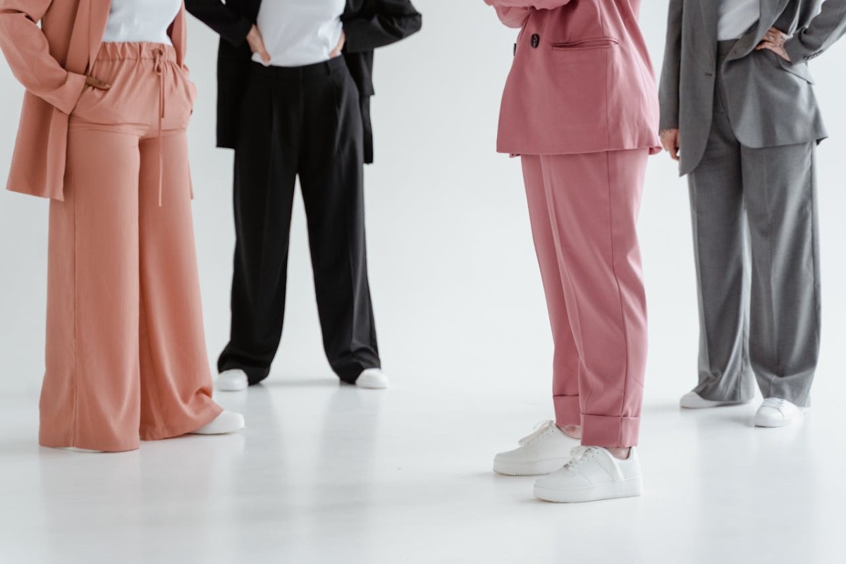 Cum să porți pantalonii palazzo cu stil: Ghid de asortare