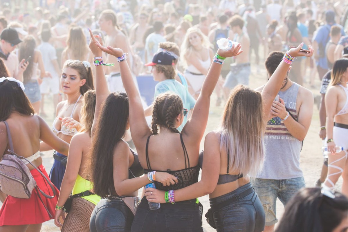 Încălțăminte chic pentru evenimente in aer liber
