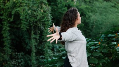 Beneficiile mersului în natură: Conectarea cu mediul