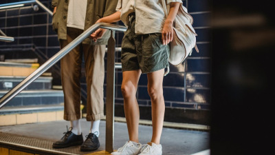 Cum să porți pantalonii scurți (șorturile): Idei de outfituri pentru vară