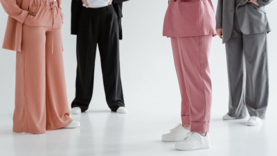 Cum să porți pantalonii palazzo cu stil: Ghid de asortare