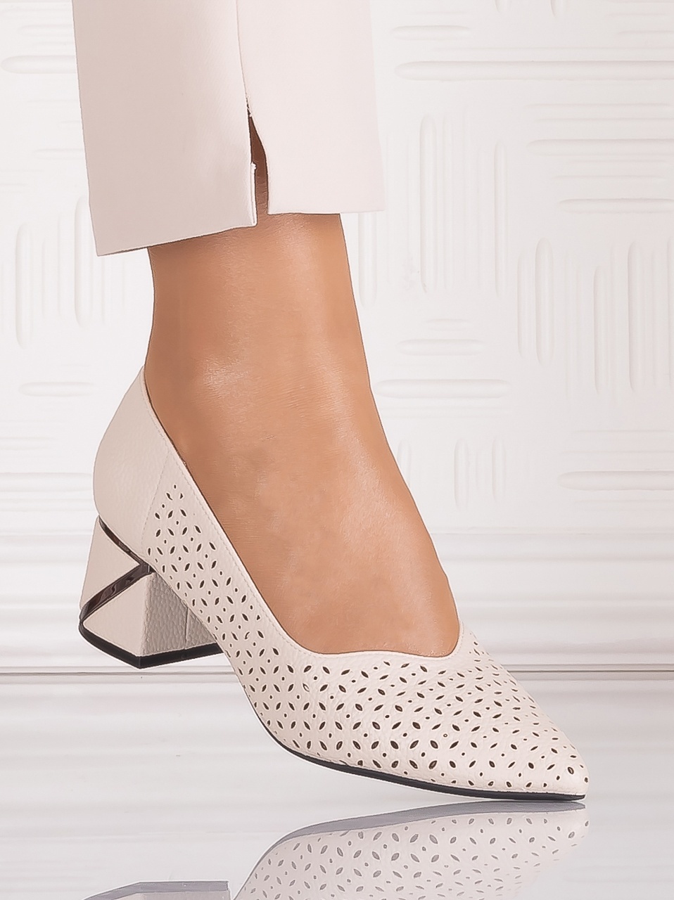 Pantofi dama cu toc Bej din Piele Ecologica perforată Benvia - imagine 3