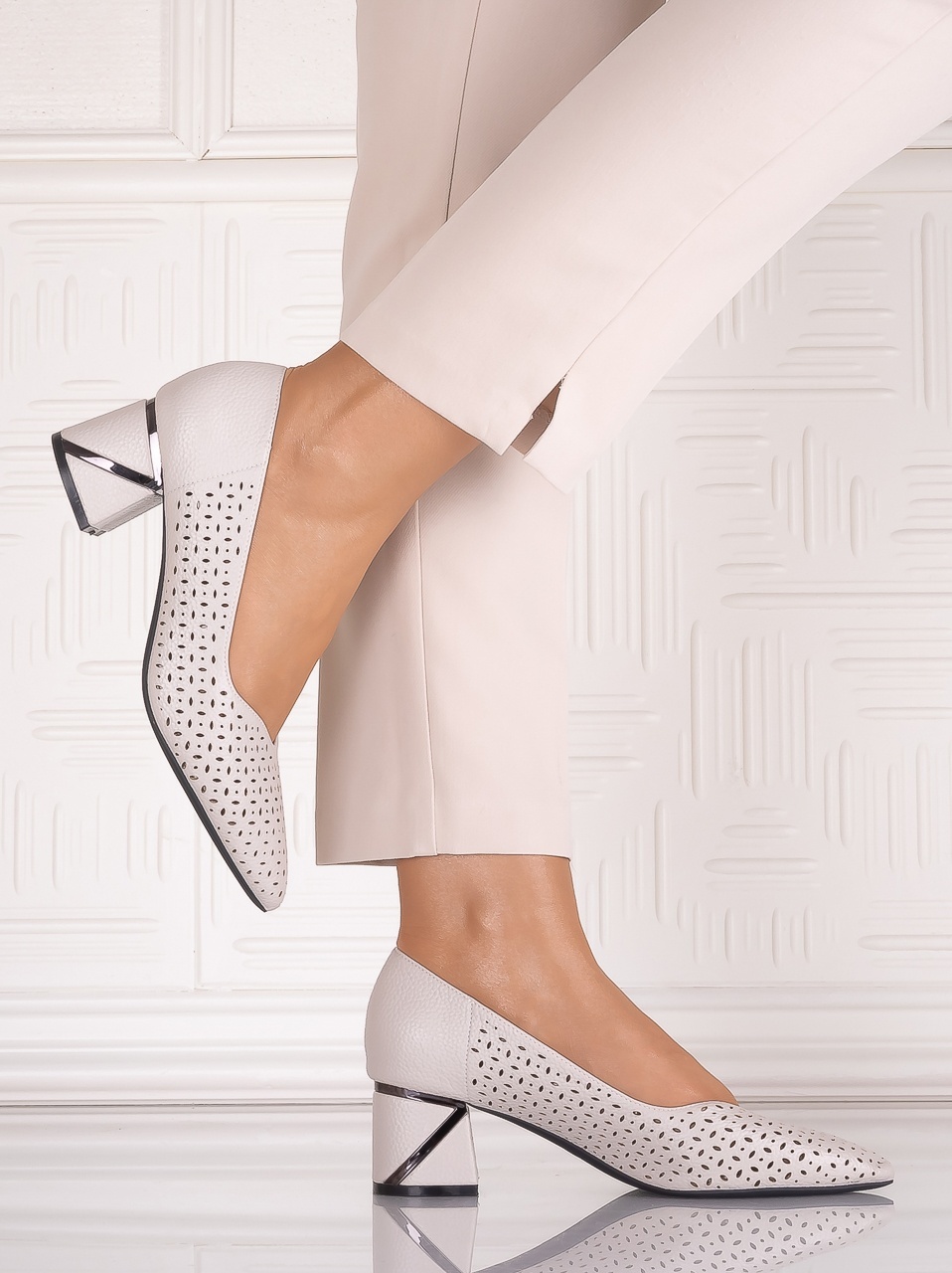 Pantofi dama cu toc Gri din Piele Ecologica perforată Benvia - imagine 5