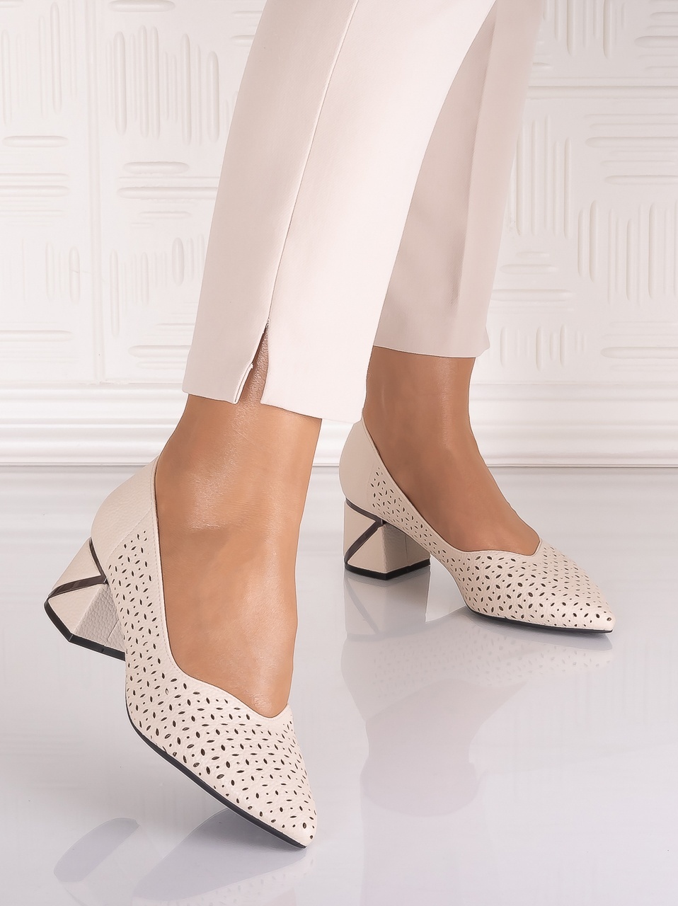 Pantofi dama cu toc Bej din Piele Ecologica perforată Benvia - imagine 5