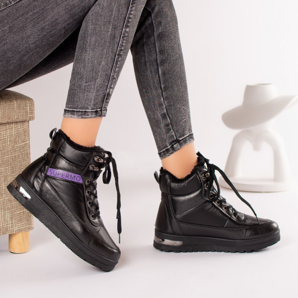 Γυναικείες μαύρες δερμάτινες μπότες με μαύρη επένδυση