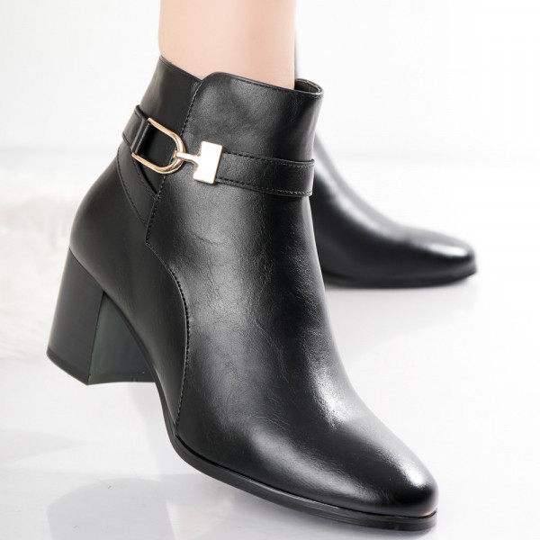 Γυναικείες μπότες με μαύρη σόλα σε λιλά Eco Leather