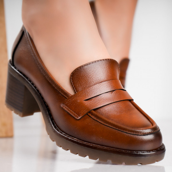 Дамски обувки с кафяв ток от екологична кожа Molado