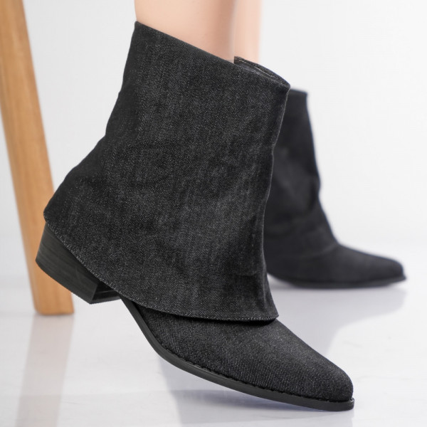 Μαύρες γυναικείες μπότες από Textile-Blug Nasti