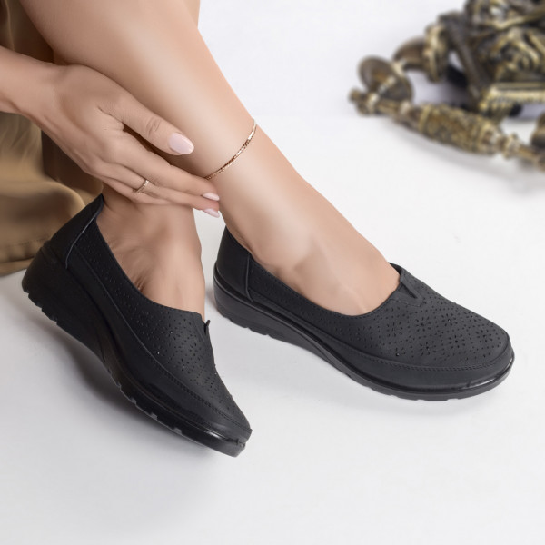 Дамски ежедневни обувки от черна екокожа