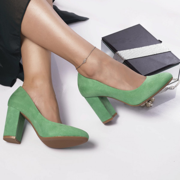 Зелени велурени обувки с ток