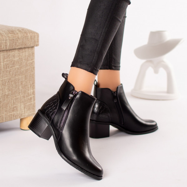 Γυναικείες μαύρες δερμάτινες μπότες με δερμάτινη επένδυση