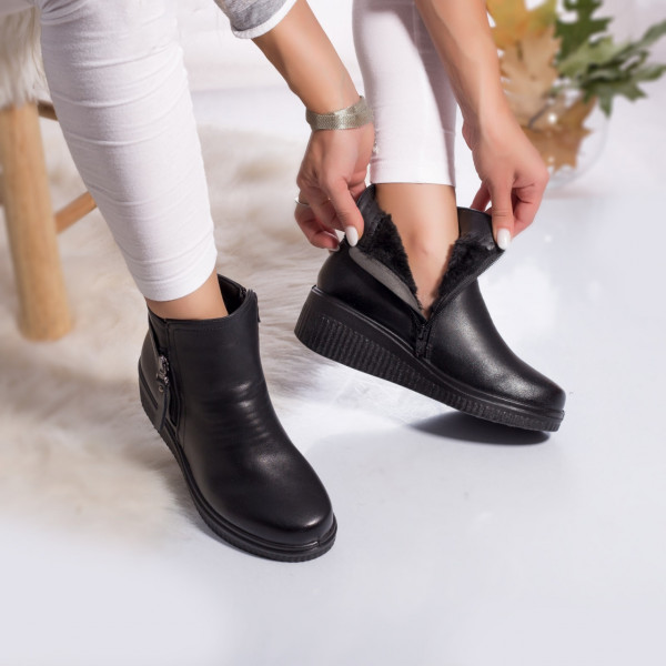 Γυναικείες μπότες από μαύρο δέρμα με διακοσμημένο δέρμα Laurine