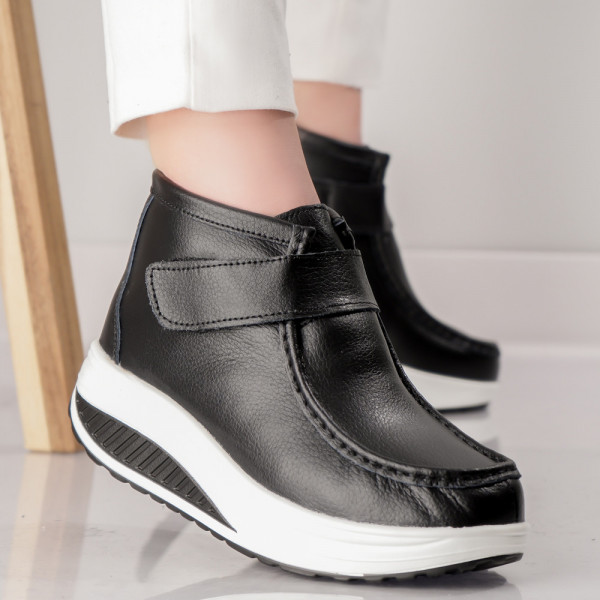 Γυναικείες μπότες με μαύρη σόλα σε φυσικό δέρμα Degona