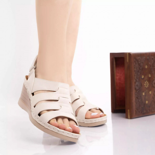 Бежови сандали на платформа lajita от екокожа
