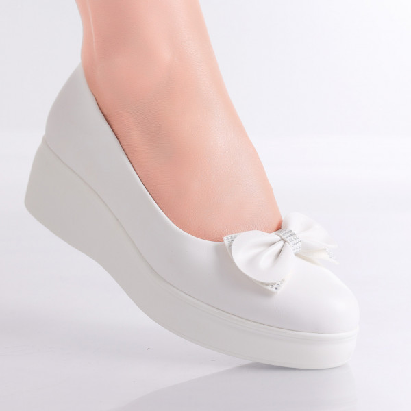 Дамски обувки на платформа от бяла еко кожа Inloy