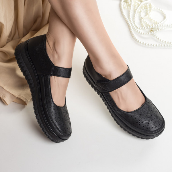 Случайни черни дамски обувки от еко кожа banvi