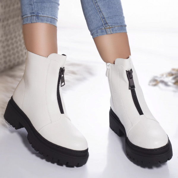 Casual μπότες από ελαφρώς παραγεμισμένο οικολογικό δέρμα σε λευκό χρώμα