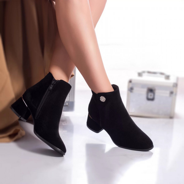 Γυναικείες μπότες από μαύρο παραγεμισμένο οικολογικό δέρμα με μαύρο τελείωμα