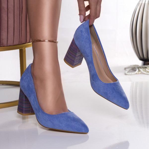Дамски обувки със сини токчета, изработени от гладка велурена кожа