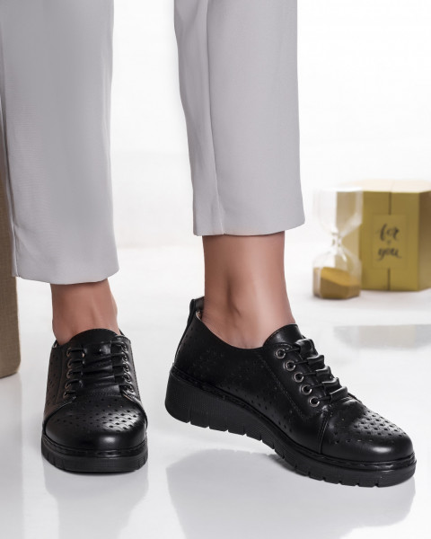 Γυναικεία casual μαύρα παπούτσια από οικολογικό δέρμα που μυρίζουν
