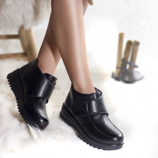 Γυναικείες μπότες μαύρες δερμάτινες επικαλυμμένες aroa