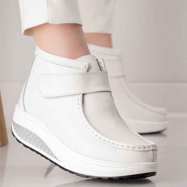 Γυναικείες μπότες με λευκή σόλα από φυσικό δέρμα Degona