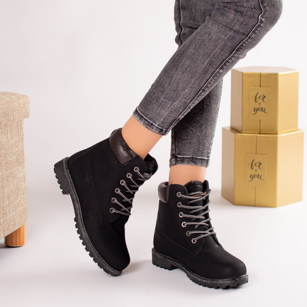 Γυναικείες μπότες σε μαύρο δέρμα με επένδυση bernadette
