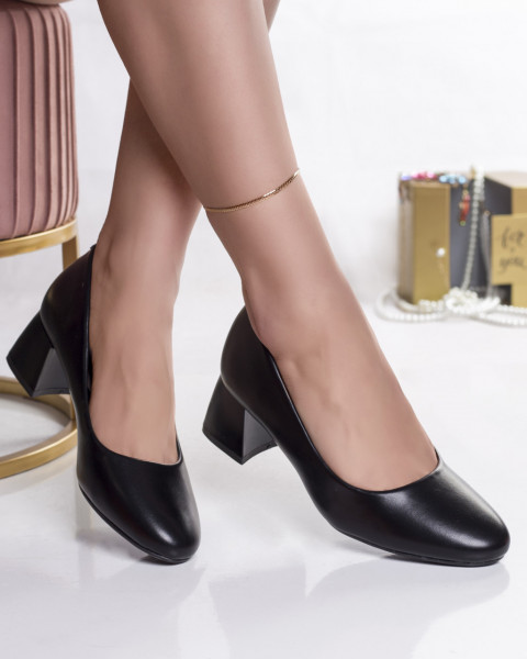 Γυναικεία μαύρα παπούτσια με τακούνι από eco-leather oilip