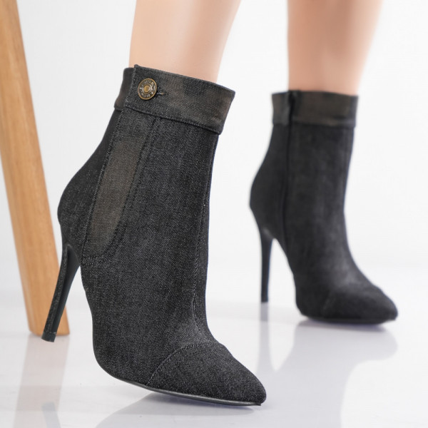 Μαύρες γυναικείες μπότες από την Textil-Blug Lonya