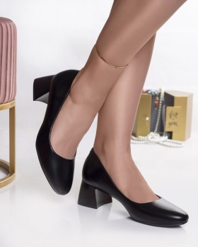 Γυναικεία μαύρα παπούτσια με τακούνι από eco-leather oilip - Img 4