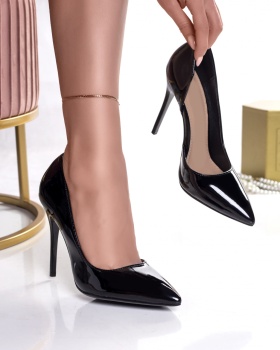 Μαύρα γυναικεία παπούτσια με τακούνι από eco leather με κορδόνια.