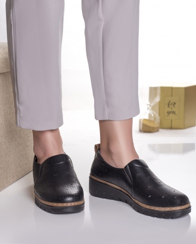 Κυρίες casual μαύρα παπούτσια από eco leather alvia - Img 2