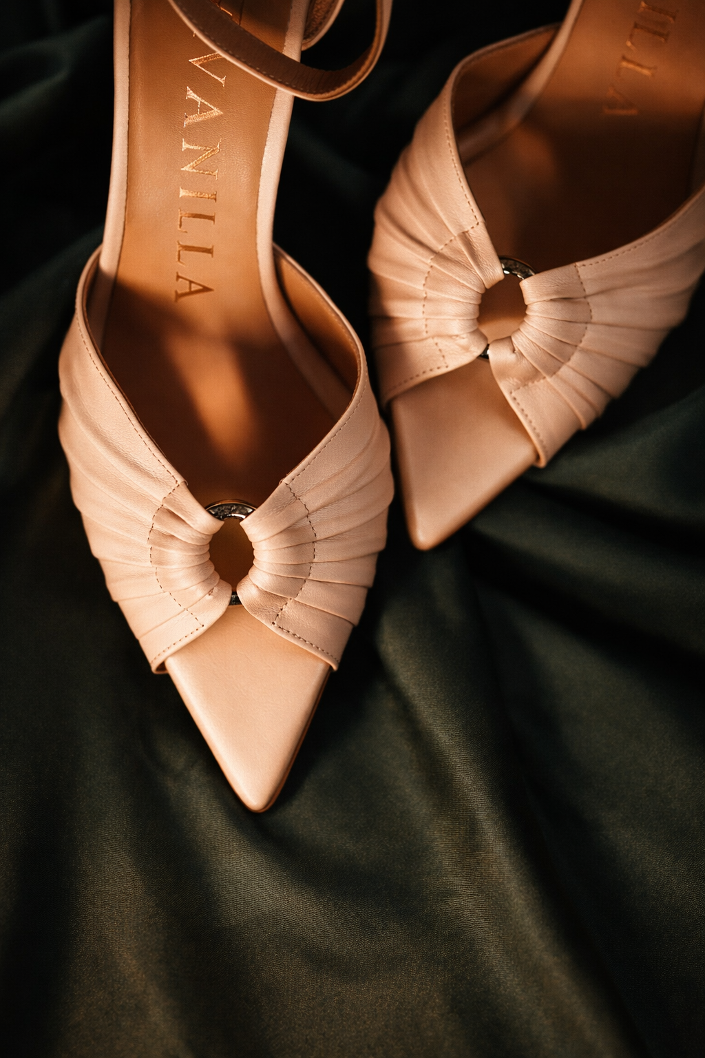 Sandale Albe Mireasă: Ghidul Complet pentru Alegerea Perfectă