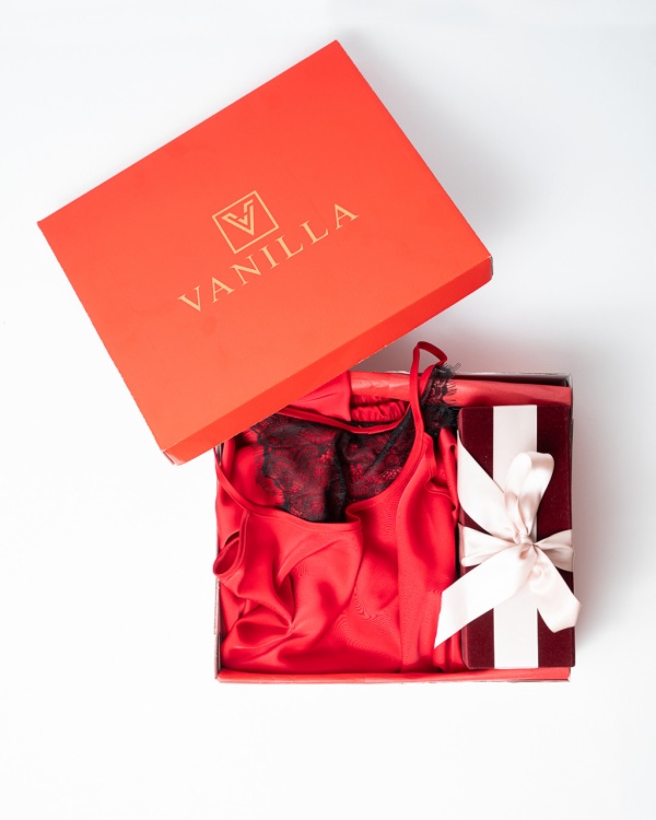 Cadou pentru ea - Rochita din satin si Flori - Ivone Red