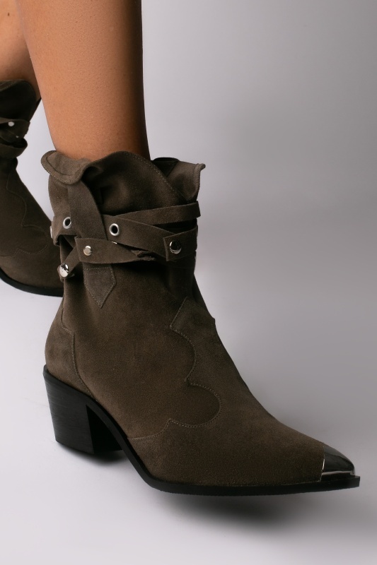 Ciocate Emira piele intoarsa maro cu accesorii argintii si talpa neagra