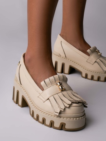 Pantofi Astrid din piele bizonata crem cu accesoriu ursuleti aurii
