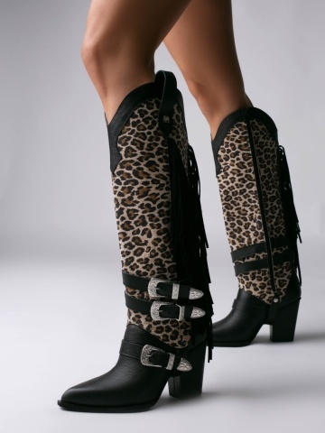 Ciocate Ruby toc inalt, piele bizonata neagra cu accesorii argintii si manson animal print cu franjuri – Outlet