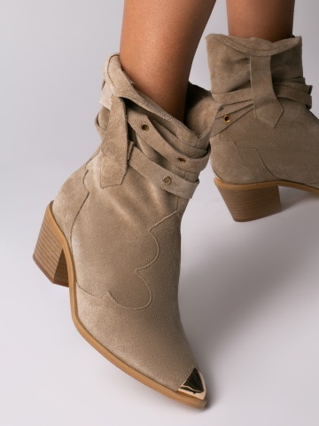 Ciocate Emira Piele Intoarsa cu Accesorii Aurii