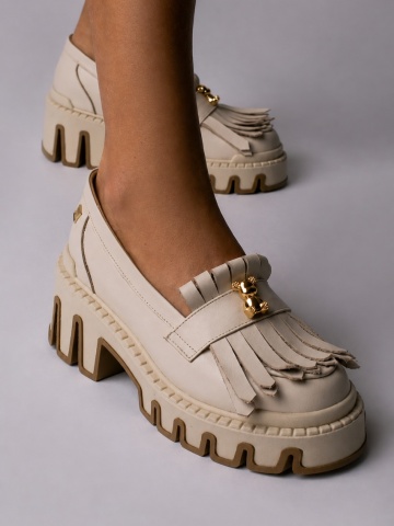 Pantofi Astrid din piele naturala crem cu accesoriu ursuleti aurii – Outlet