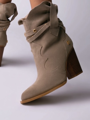 Ciocate Dakota cu toc inalt, piele naturala intoarsa nude si accesorii aurii