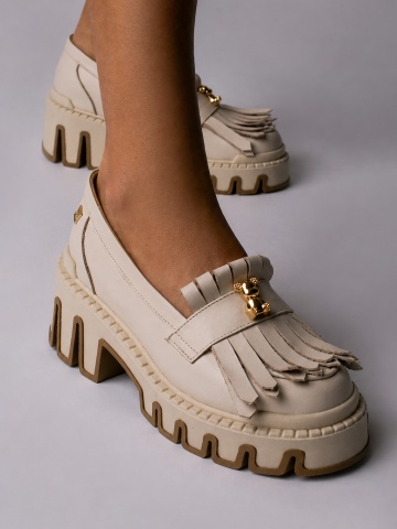 Pantofi Astrid din piele naturala crem cu accesoriu ursuleti aurii