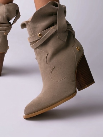Ciocate Dakota cu toc inalt, piele naturala intoarsa nude si accesorii aurii – Outlet