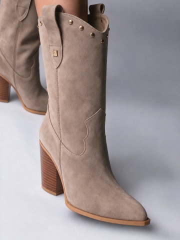 Ciocate Arizona toc inalt, piele intoarsa nude si accesorii aurii