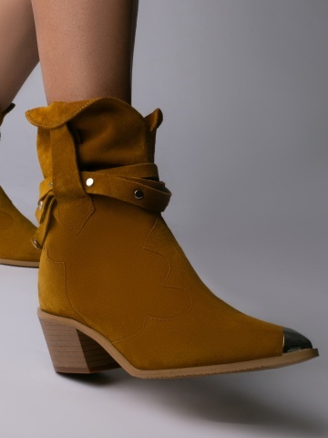 Ciocate Emira piele intoarsa camel inchis cu accesorii argintii si talpa bej