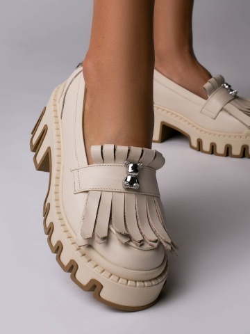 Pantofi Astrid din piele naturala crem cu accesoriu ursuleti argintii
